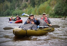 Той осенью довелось мне в составе группы туристов сплавляться по северу Приморья, избрав водный путь в качестве дополнения к состоявшейся ранее пешей части похода. Компания матерых путешественников была давно пресыщена красотами мира, позади остались покоренные горы и реки, помятые в боях с природой организмы требовали спокойного и умиротворенного отдыха. Избранный маршрут, как нам тогда казалось, полностью отвечал целям несложного путешествия, а уж о грядущей череде удивительных событий мы не могли и предположить.