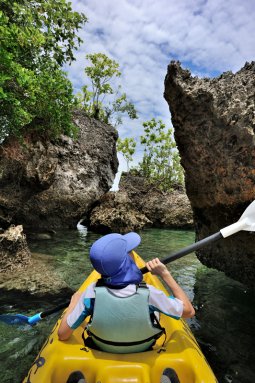 Самал и Малипано — два расположенных рядом филиппинских острова. Самал — большой, Малипано — крошечный и фактически необитаемый.