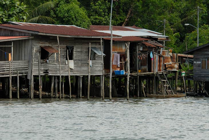 Вообще на Борнео все дома обычно на сваях. Но некоторые при этом еще и стоят прямо в море. Живописные хижины манят роскошью жизни на воле. Хотя конечно канализация "под себя".
