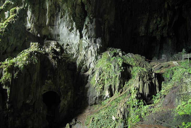 Каменные лестницы тянутся к месту поклонения большой сосульке. Лестницы покрыты скользкой слизью, но смотреть хочется не под ноги, а вверх на великолепие огромного свода пещеры.
