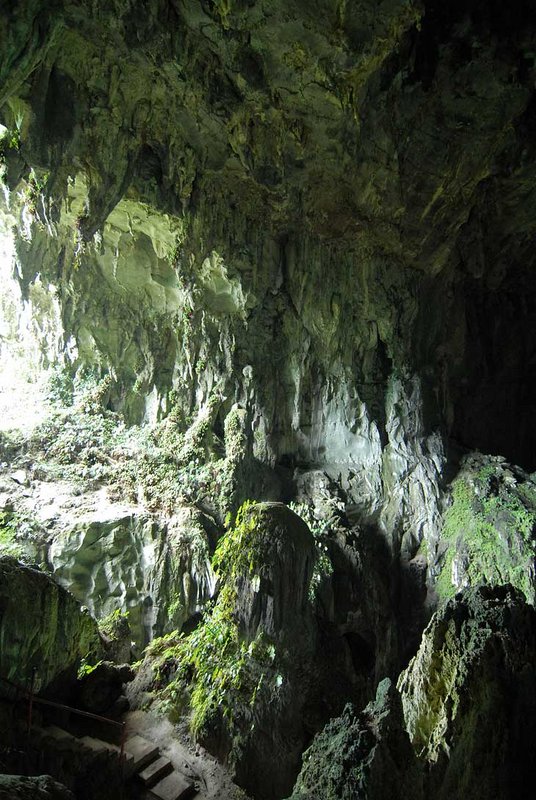 Пробираться внутрь нужно как и в любую другую пещеру, через узкие и извилистые коридоры промытые водой. А свет проходит через другое отверстие, совсем недоступное для проникновения пешком извне.
