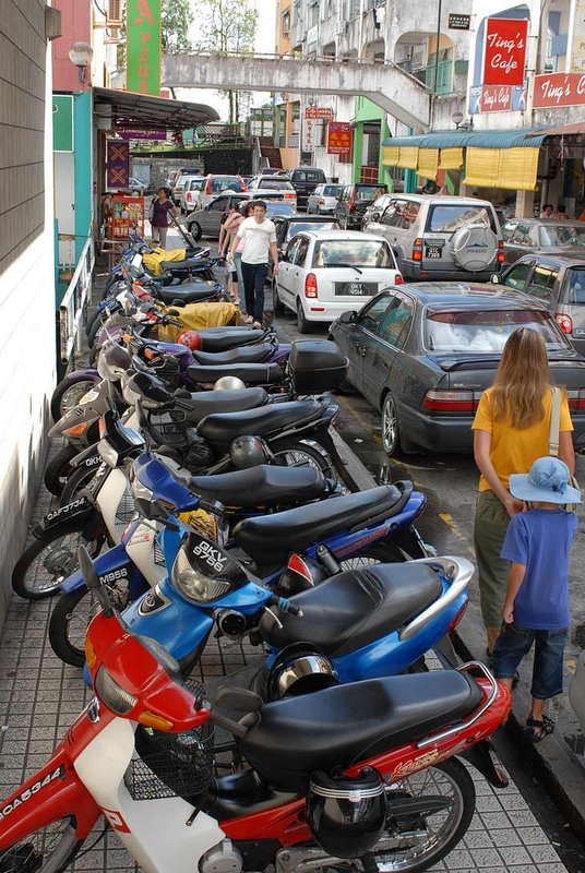 Мотоциклетная парковка. Заметно, что местное население предпочитает четырехколесный транспорт.
