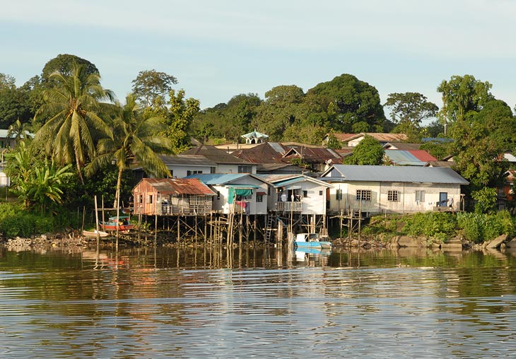Рыбацкие деревни на противоположном берегу реки.
