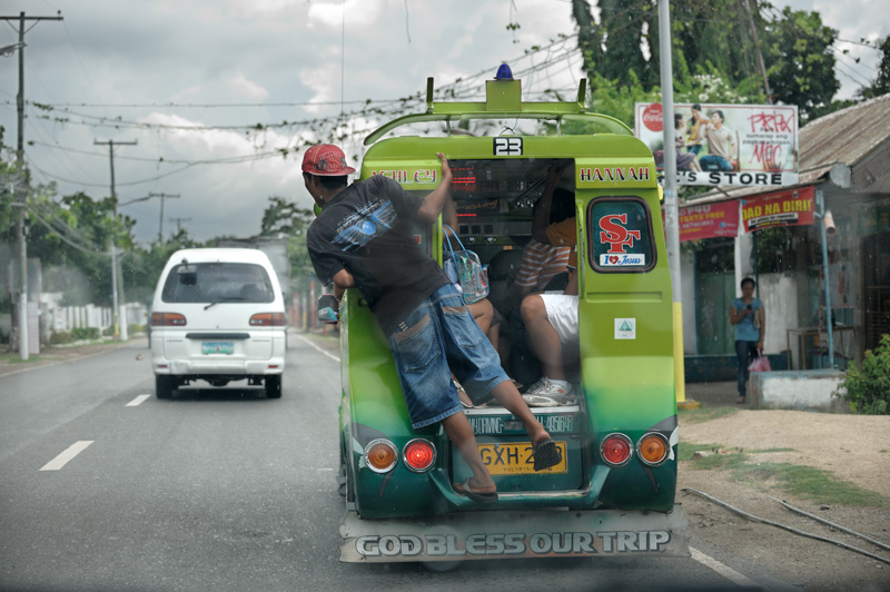 Общественный транспорт, помимо джипни, представлен вполне традиционными для ЮВА самобеглыми бензобудками.
