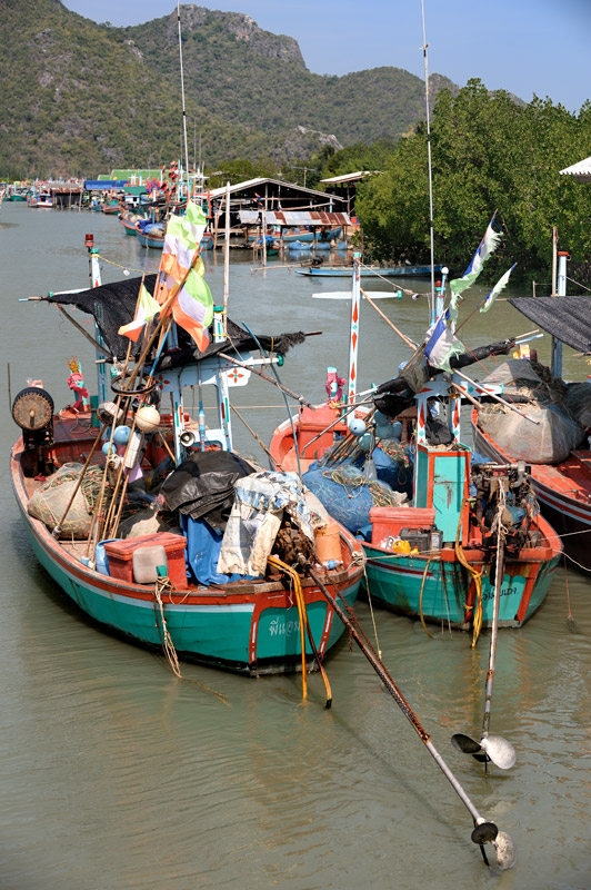 Порт Bang Pu в устье реки, недалеко от Сам Рой Йота. Начавшийся сезон штормов загнал многочисленные лодки в укрытие.
