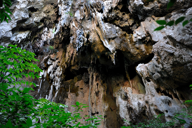 Морской национальный парк Сам Рой Йот чудным образом включает в себя не то что не морские, но даже и не наземные, а совсем нафиг поздемные достопримечательности в виде пещер.
