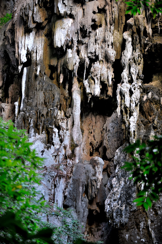 Пещера Phraya Nakhon — обширная дырка, прогрызенная капризами природы в толще известняка.
