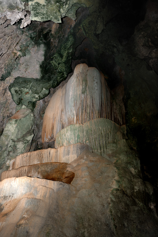Внутри пещера примечательна многообразием сталагмитов разной степени пошлости.
