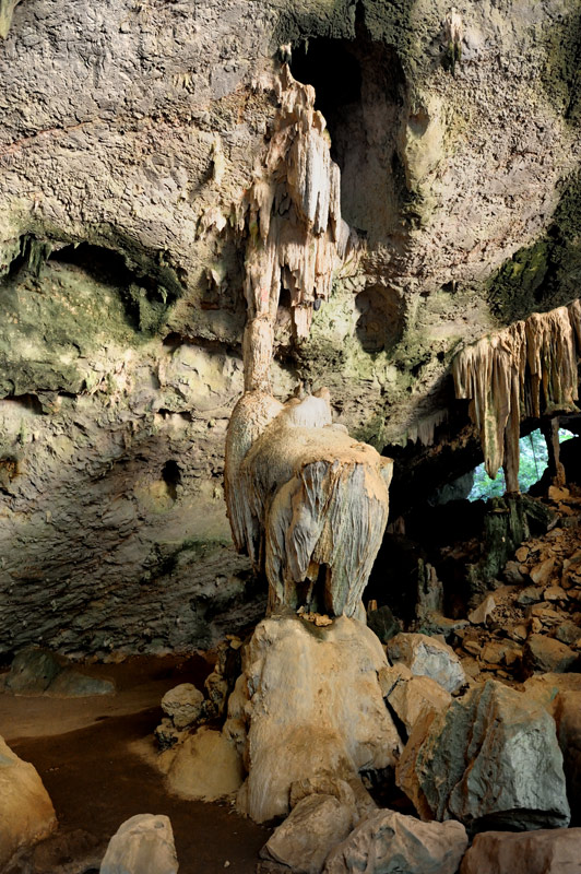 Стены пещеры, несмотря на интерес со стороны туристов, не исписаны надписями «здесь был Вася». Хотя один из посетителей не удержался напакостить — в 1890 году некий король Chulalongkorn в дальнем конце пещеры соорудил позолоченную будку.

