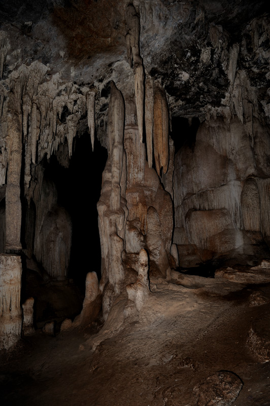 Эта пещера куда более уютная, нежели предыдущая. Щедро усеяна известковыми фаллосами.
