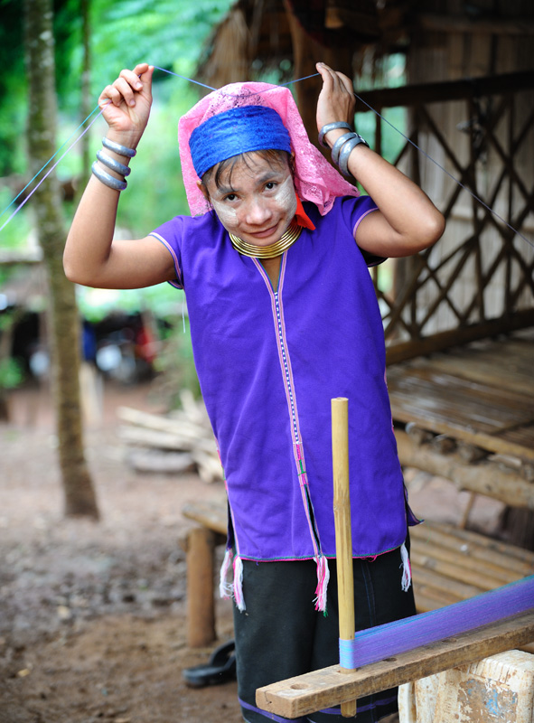 В свободное от полировки ошейников время, падаунгские женщины занимаются ткачеством и прочим рукоделием, мастеря шарфики веселенькой окраски и еще какие-то чехлы на туристов.
