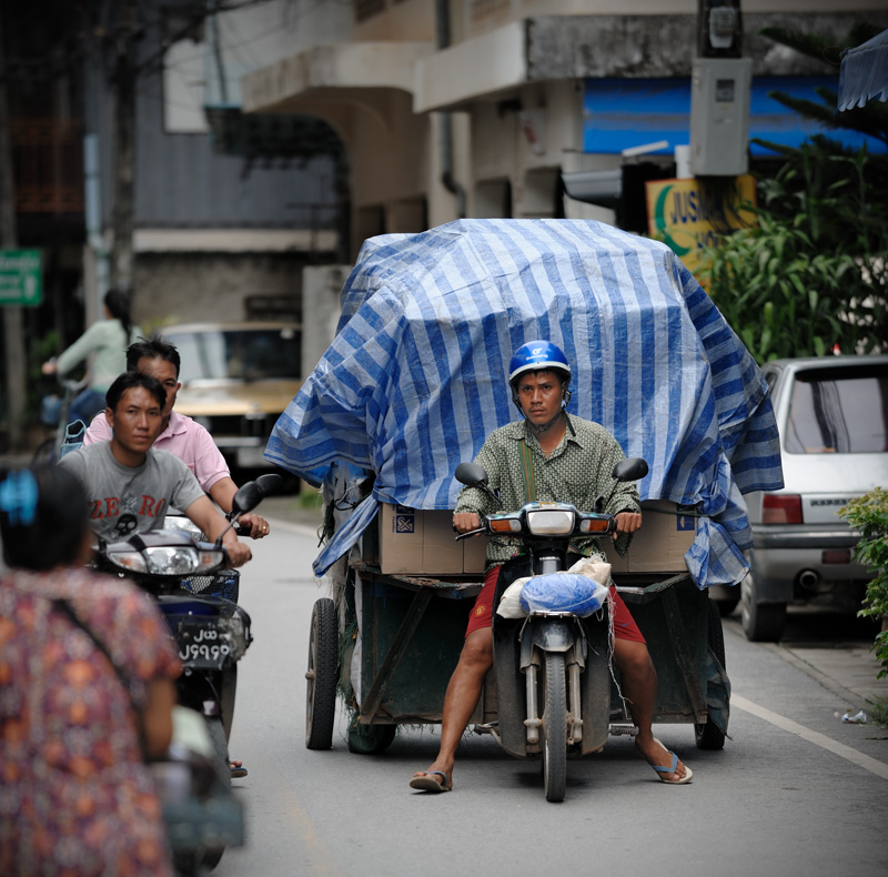 В Бирму везут всё, вплоть до питьевой воды в бутылях. Городишко Mae Sai — самая северная точка Таиланда, полон торговцев и челноков с тюками товара.
