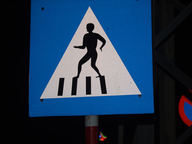 Очередной толстомясый дорожный знак. Изображает вороватого вьетнамца, что пиздит полосы разметки по мере перехождения дороги.
            