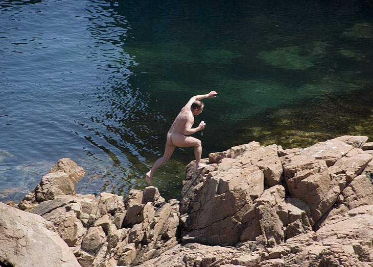 Обалдев от жары отдельные товарищи полезли купаться и вообще всячески прыгать по окрестным скалам.
            