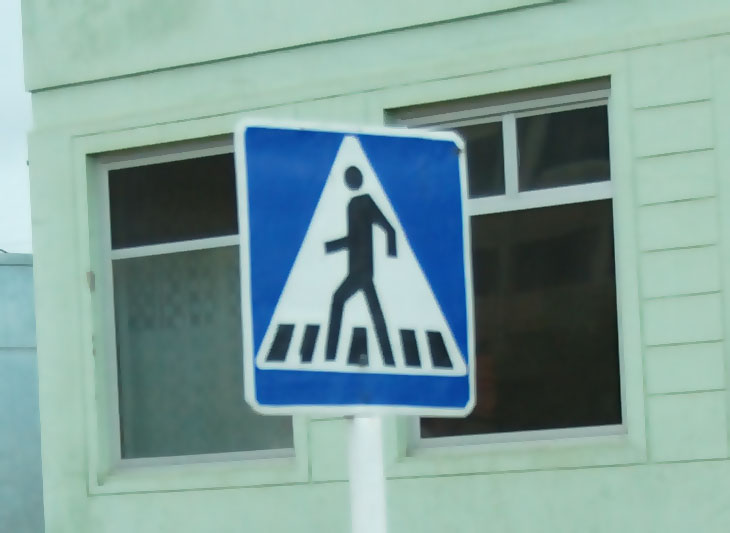 Дорожные знаки отличаются интересным техническим исполнением. Все рисунки какие-то угловатые, а корявая пешеходная зебра вполне соответствует местным корявым дорогам.
            