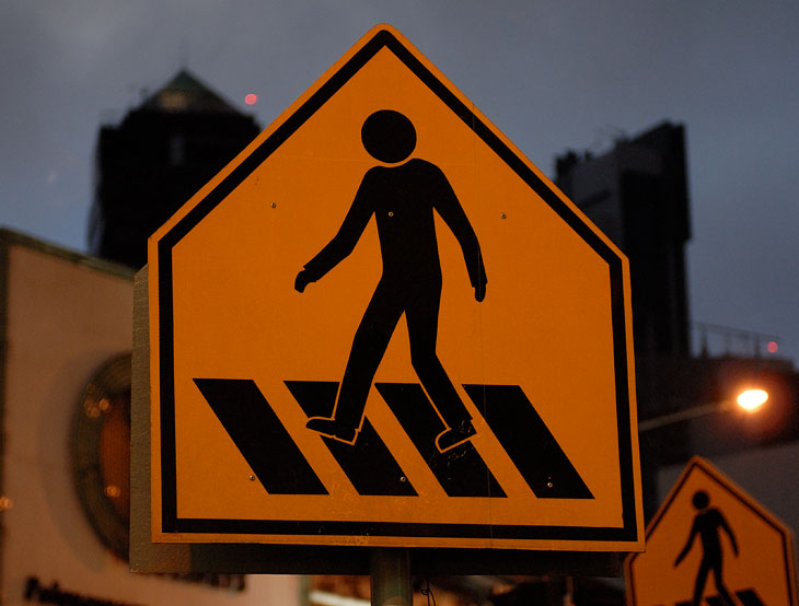 Недалече укреплены дорожные знаки, изображающие нетвердо перемещающихся в пространстве укурков с раздутой головой. И не поймешь - или это знак для водителей: 