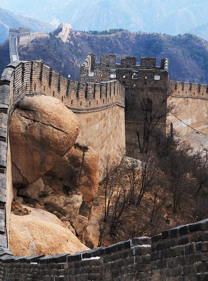 Конечно же посетили Великую Китайскую Стену. Сооружение запомнилось великим количеством китайских паломников и общей бессмысленностью своего существования. Если и был какой-нибудь тайный смысл строительства каменного мегазабора,
              помимо привлечения туристов, то вероятно он потерялся во мраке веков.
            
