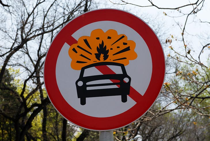 
              В зоне действия данного знака террористам запрещается взрывать свои автомобили. Законопослушность китайцев порой просто шокирует.
            