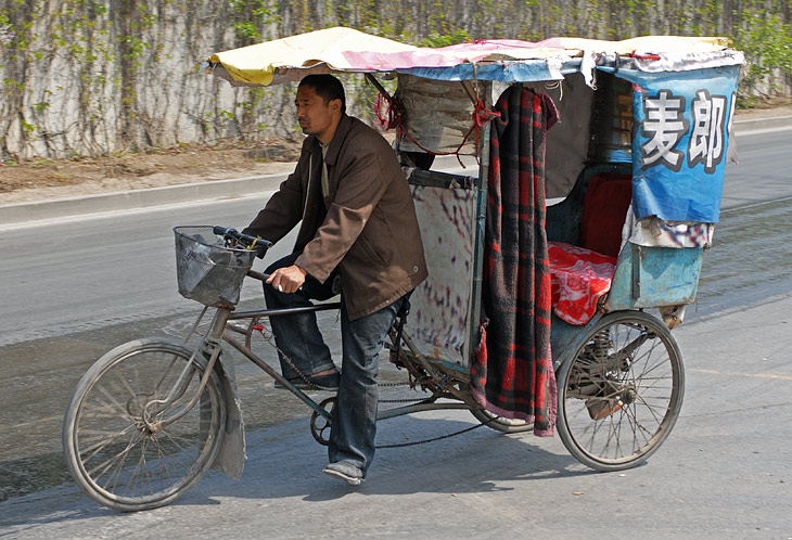 Чуть дальше от центра рикши становятся похожими на велокареты. Оформление тоже своеобразное.
            