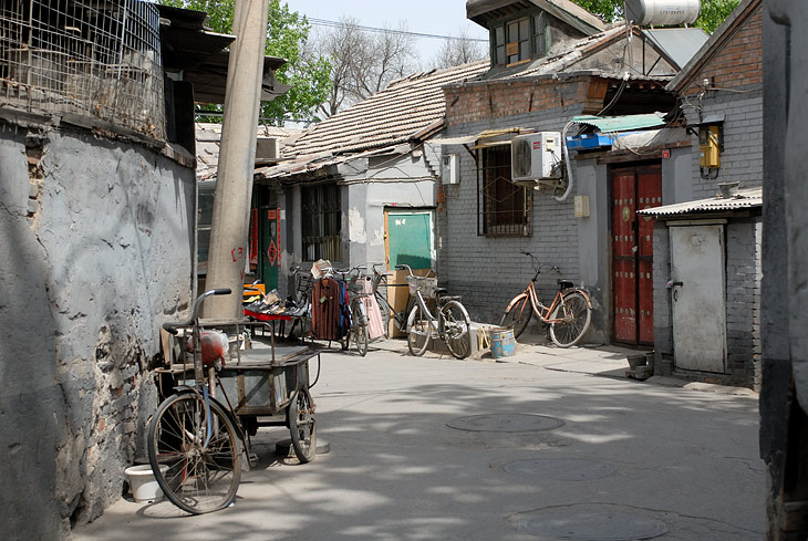 
              Такой транспорт весьма органично смотрится средь колоритных кварталов старого Пекина.
            