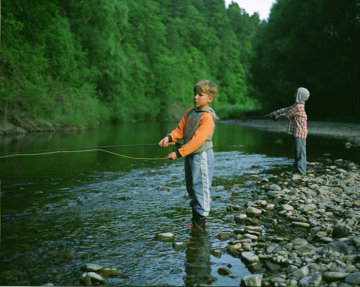 Мальчик ловил рыбу на реке. Мальчишки на реке. Дети на рыбалке. Река для детей. Мальчишки на речке.