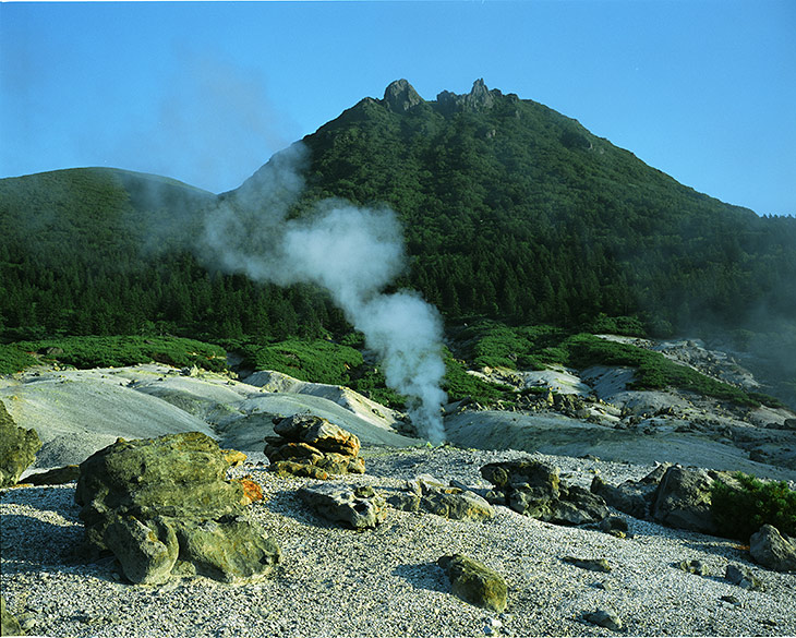 Фумарольное поле на вулкане Менделеева. Фумарола - это такая смрадная фиговина, представляющая собой канал для выхода горячих газов и пара на поверхности вулкана.
            