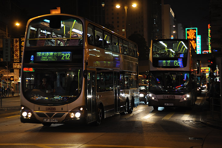 Отвлечемся от кулинарных изысков и поговорим о наземном транспорте. В Гонконге положено восхищаться местными двухэтажными автобусами и столь же монументальными трамваями. Есть также некислое количество веток продуваемого
              сквозняками метро, фуникулер, канатные дороги и прочие такси.
            