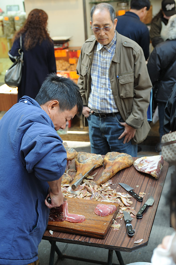 
              Непонятно, торгует ли этот товарищ мясом или б/у ножами, демонстрируя как хорошо они режут мясо.
            