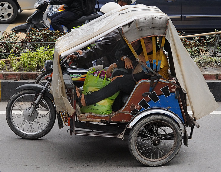 Наиболее примечательное местное транспортное средство - мотоцикл с коляской. Забегая вперед, отмечу, что практически каждый
              город на Суматре имеет свои, весьма оригинальные варианты пассажирского транспорта. От апокалиптического вида автобусов, до различных
              безумных рикш и просто извозчиков с флегматичными конягами.
            