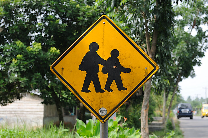 Дорожные знаки по пути от Медана полностью соответствуют вероятному составу пешеходов. Расположенный у начальной школы знак
              изображает двух батакских детишек с ранцами, на знаке у средней школы нарисованы детишки постарше.
            