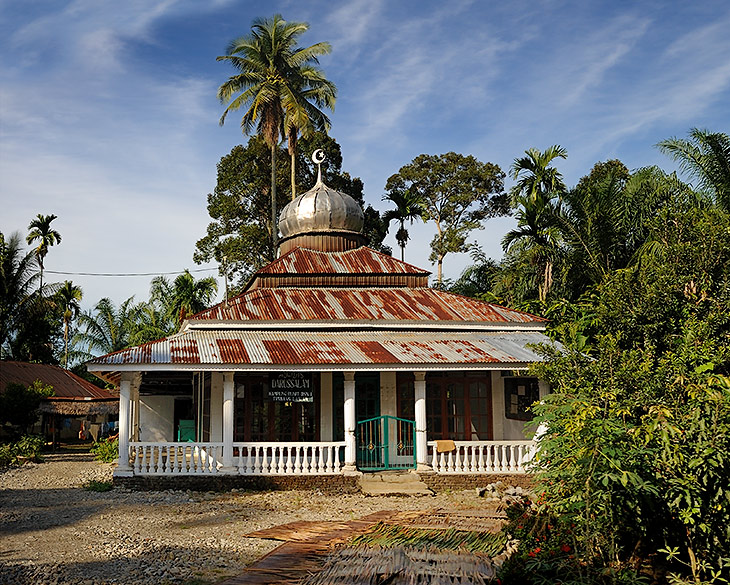 Типичная мечеть в одной из мелькающих вдоль нашего пути деревушек. Культовые сооружения слегка кособокие, подобно любому
              местному зданию. Ржавые крыши, грунтовые дворики. Чаще всего, мечеть расположена у реки или иного водоема. Иногда, вплотную с ней,
              построена католическая церковь. Особого религиозного рвения в суматранцах не наблюдается. Индонезия, официально - самое большое
              мусульманское государство, при ближайшем рассмотрении оказывается многоконфессионально. И большинство населения не отягощено
              религиозным фанатизмом.
            