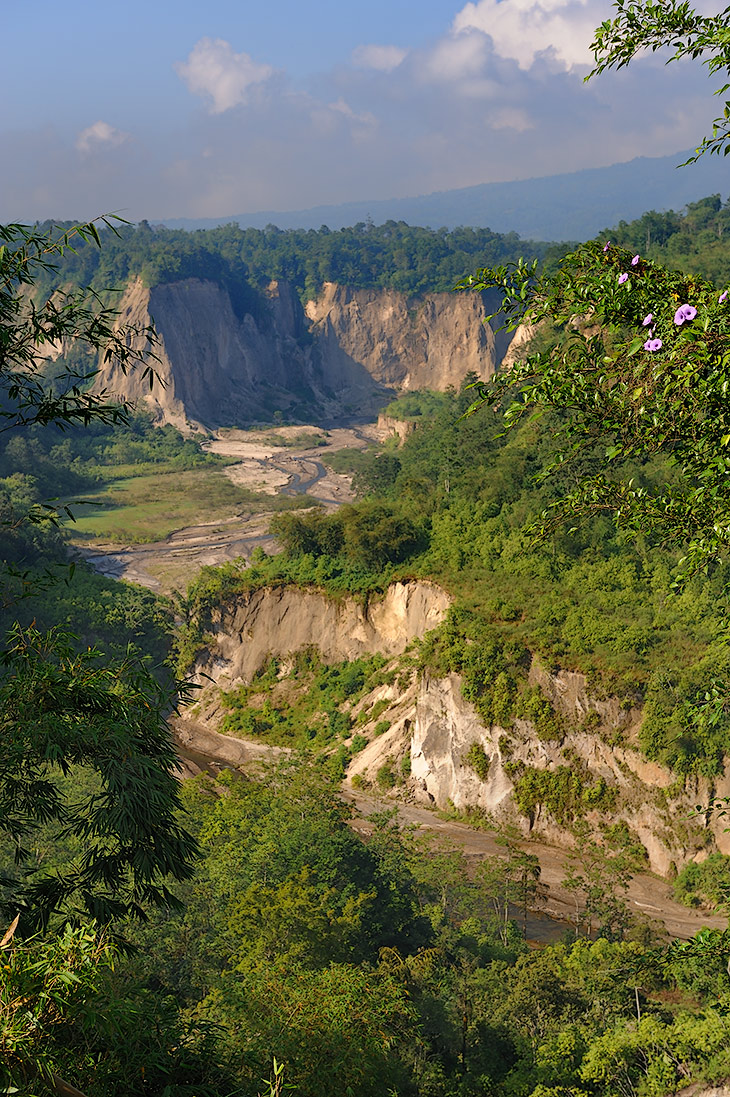 Каньон Сианок (Ngarai Sianok) - одна из немногих, действительно достойных внимания, достопримечательностей в окрестностях Букиттингги. Колоссальная промоина в горах, покрытая дымкой и скачущими по деревьям наглыми обезьянами.
            