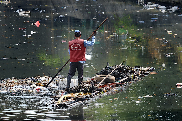 Никакие дворники и уборщики не способны противостоять привычке индонезийцев бросать мусор прямо себе под ноги. Тоннами пластика и бумаги усеяны каналы, улицы и даже центральная площадь страны.
            