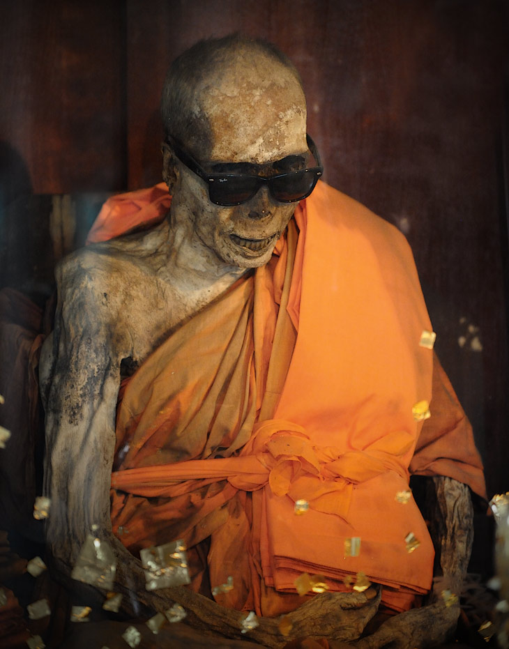 Слегка повредившись психикой, после продолжительного тесного общения с собственными детенышами, решил в одиночестве
              прошвырнуться по местным официальным объектам туристического паломничества. Это, скучающая в стеклянном кубе, мумия монаха.
            