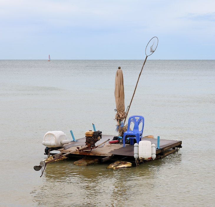 Три доски для серфинга, лист фанеры, пара свежеспертых из ближайшего бара стульев, зонтик, газонокосилка - и у вас готов пароход для коммерческой рыбалки.
            