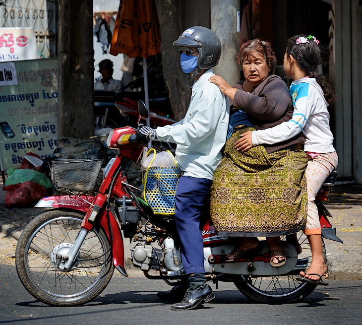 Серьезных мотоциклов практически нет, основной парк камбоджийского двухколесного мототранспорта составляют мопеды и мотороллеры с маломощными двигателями. Зато их пассажировместимости позавидует иной автомобиль. Одновременно
            перевозят и жучку и внучку.