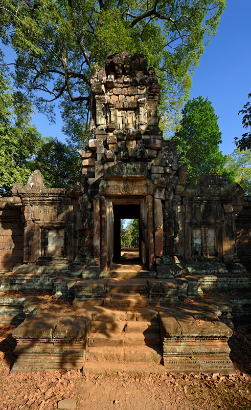 Многочисленные ворота и храмы строились в разное время, но ныне Ангкор похож на единый огромный город, с запутанным лабиринтом каналов и крепостных стен. Храмы были посвящены разным богам, но при смене религии дело обычно
            ограничивалось заменой символического пениса - лингама на статую Вишну, а его, в свою очередь, на статую Будды.