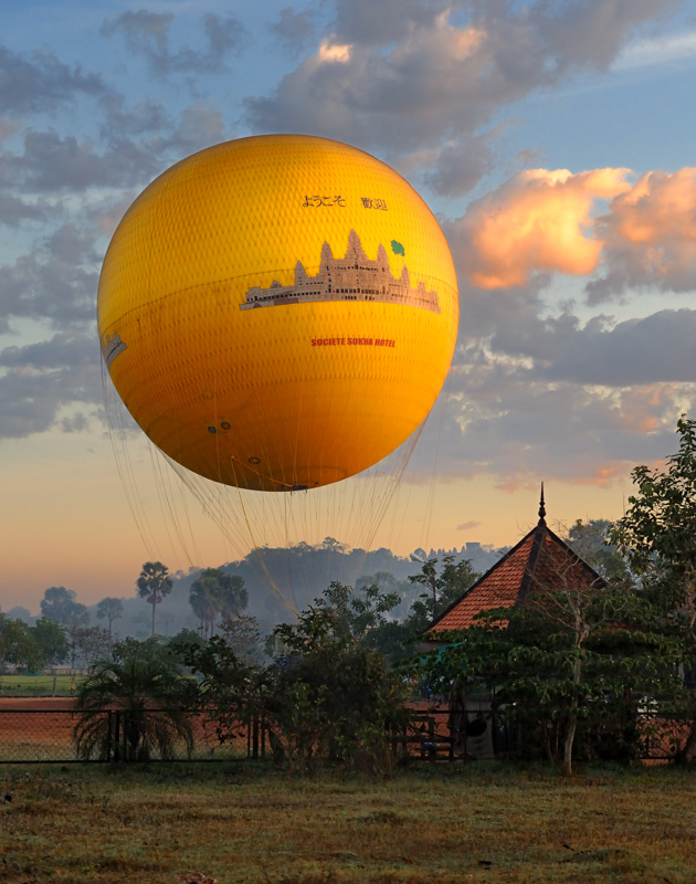 Туристам предлагается изобилие транспортных средств для перемещения по Ангкору. Помимо автобусов, такси, мотоциклов и тук-туков, можно совершить прогулку на слоне или подняться на воздушном шаре.