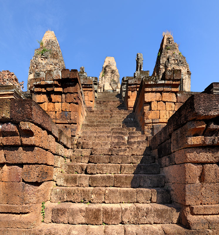 Внушительная громада Пре Руп с 961 года давлеет над плоскими окрестностями. С кхмерского название храма переводится как 