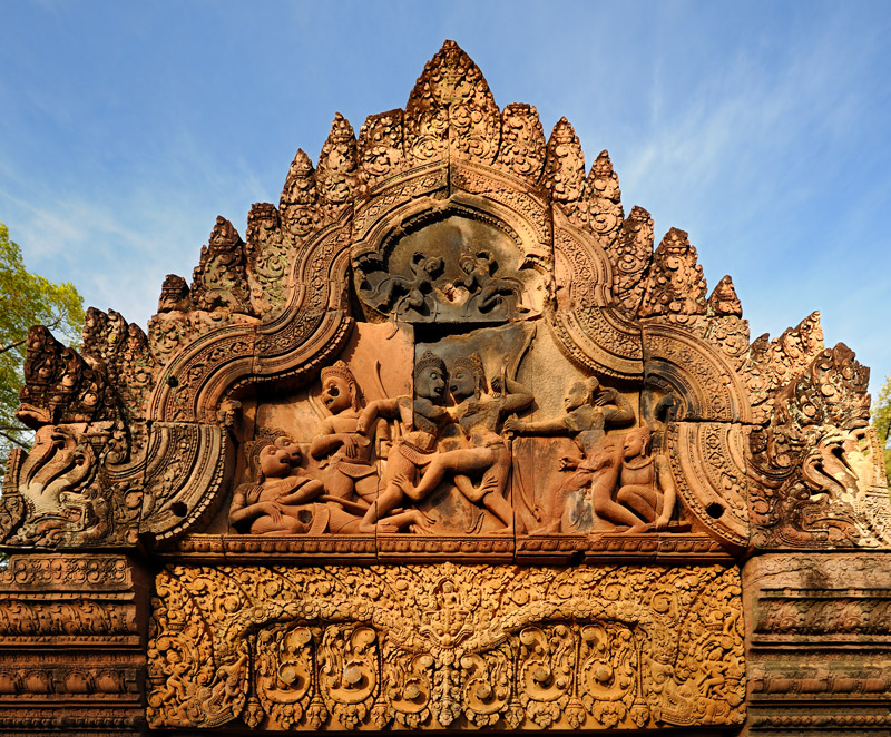 Многочисленные завитушки, многоголовые змеи и картины из Рамаяны плотно опутывают один из самых маленьких храмов Ангкора.