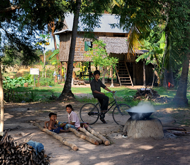 Сделаем передышку в нашем путешествии по развалинам и обратим взор на современную Камбоджу. Что это там в тазу варится? Варенье? Почти угадали. Перед нами деревня сахароделов.