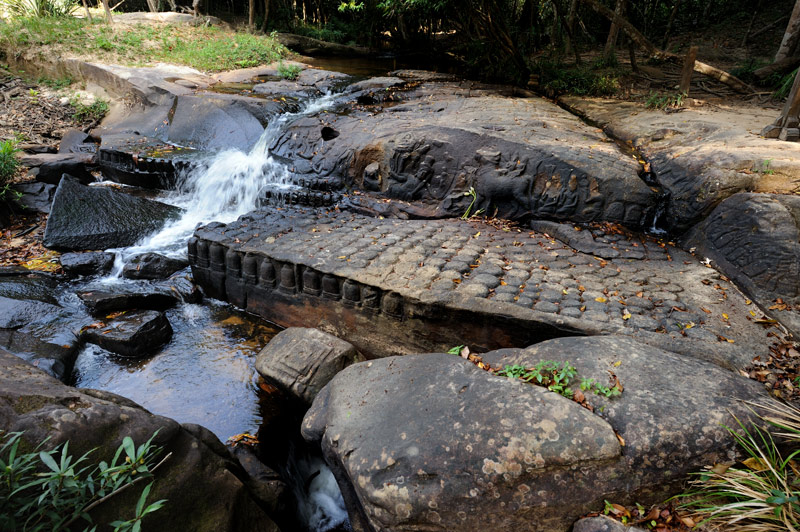 Апофеозом творческого рукоблудия камбоджийских резчиков по камню является Кбал Спин (Kbal Spean) - небольшая горная речушка с водопадом.