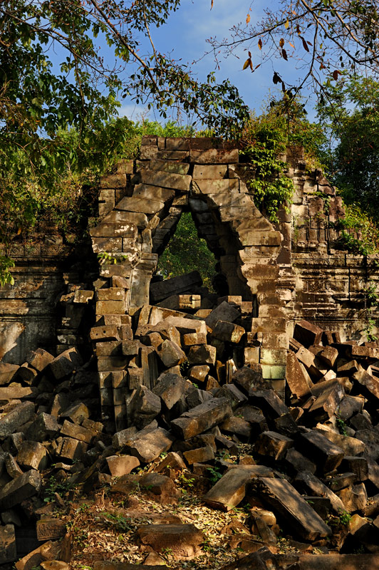 Посмотреть каким был Ангкор до расчистки и реставрационных работ можно посетив храм Бенг Мелеа (Beng Mealea). Восемьдесят километров от Сием Риепа оказались достаточным расстоянием, чтобы профессиональные любители игры в кубики не
            попытались упорядочить эти величественные руины.