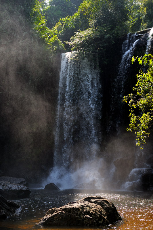 Насмотревшись на Будду и лингамы, можно спуститься к внушительному водопаду, искупаться или просто посидеть на камне посреди реки.