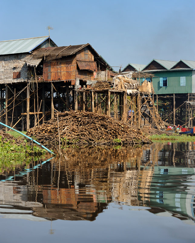 Деревня со звучным названием Кампонг Плюк (Kampong Phluk) расположена не на самом озере, а в устье впадающей в Тонлесап реки. В сухой сезон часть деревенской улицы оказывается выше уровня воды и по ней можно побродить пешком.