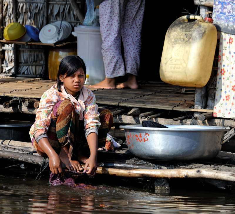Дома на сваях обычно принадлежат этническим кхмерам, вьетнамцы же чаще пользуются плавучими сооружениями.