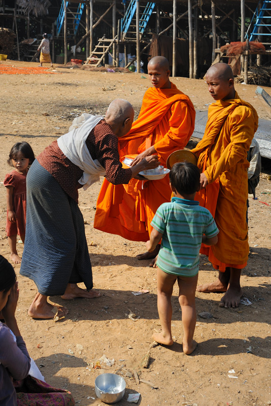 При этом все, что делает монах - это в ответственный момент поднимает крышку кастрюли, если предлагаемый продукт внушил ему доверие. Оказывается, далеко не все буддистские монахи - вегетарианцы. Эта парочка от рыбы тоже не
            отказалась.