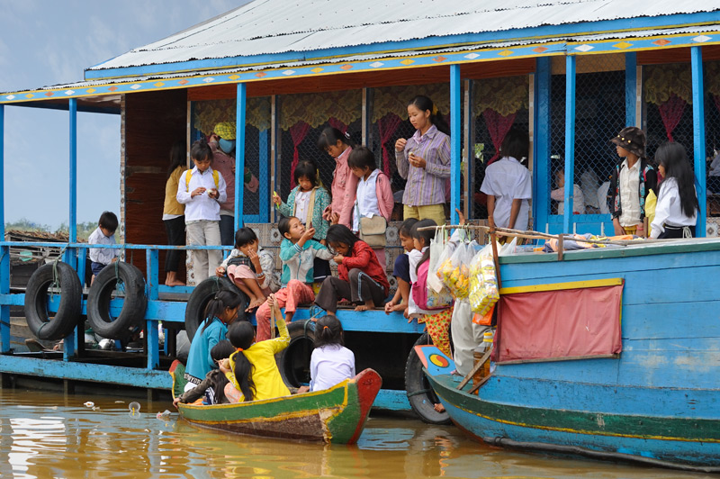 В плавучие школы школьники доставляют себя сами на личных маленьких лодках.