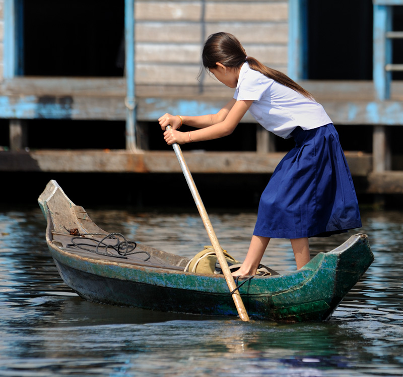 На противоположном конце озера ученики носят достаточно строгую школьную форму, но также, орудуя веслами, сплываются на уроки.