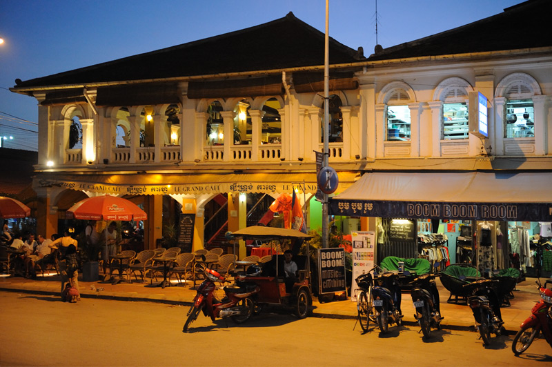 В Сием Риепе же туристическая активность просыпается с заходом солнца. Заполняются многочисленные кафешки и массажные салоны.